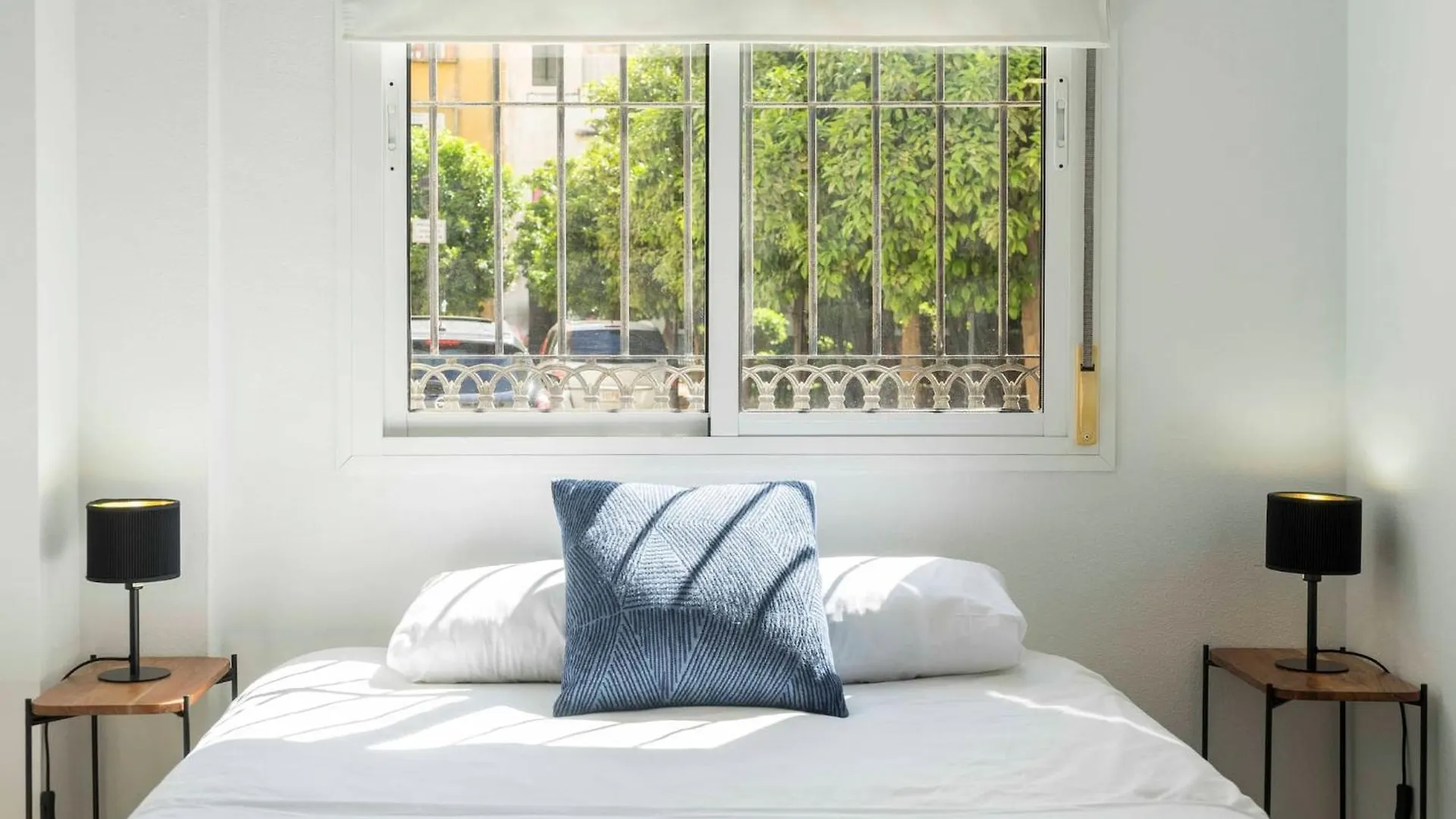Apartment Plaza De Los Cristos Con Jardin Malaga By Sharingco